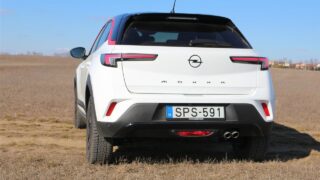 fehér Opel Mokka 1.2 Turbo hátulról