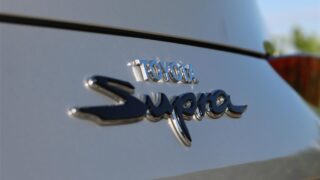 Toyota Supra márkajelzés felirat