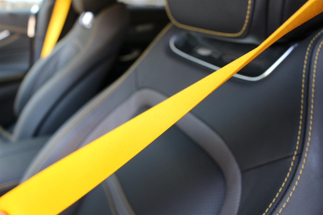 Mercedes AMG GT sárga biztonsági öv