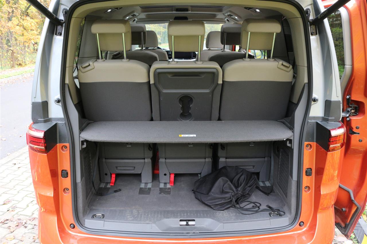 VW Multivan nyitott hátsóajtóval