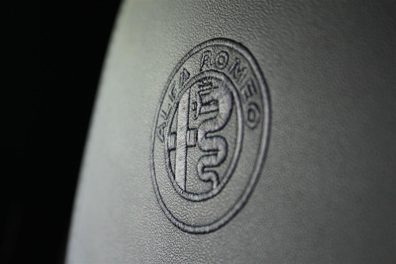 Alfa Romeo Tonale hímzett embléma