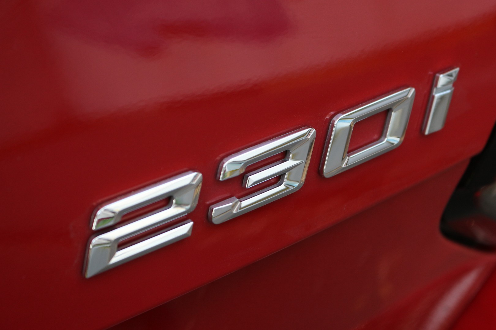 BMW 230i felirat
