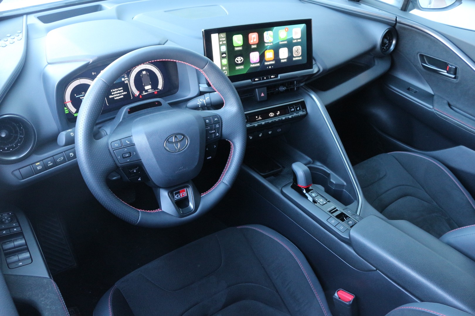 Toyota C-HR PHEV belső