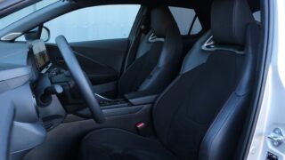 Toyota C-HR PHEV belső